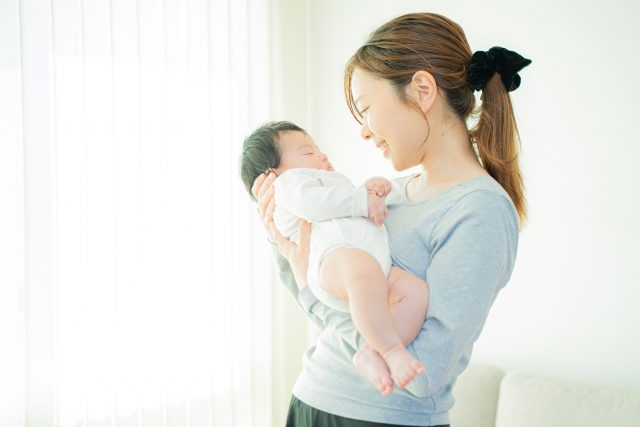 産後で赤ちゃんと接してるママのイメージ
